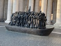  Flüchtlingsskulptur auf dem Petersplatz von Papst Franziskus