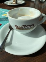 Ein Cappuccino wie er ist. Nicht „verlängert“ und leider nicht mehr italienisch auch der Preis