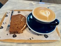 Frühstück in Den Haag. Cappuccino und ein Stück Bananenkuchen