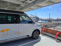 Ein sonniger Parkplatz in Genua (Autosilo am Hafen)