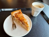 Apfelkuchen und Kaffee zum Frühstück