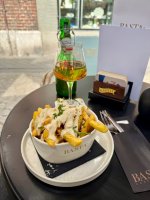 Pommes mit Trüffelmayo und Parmesan. Dazu ein Bier - lecker!
