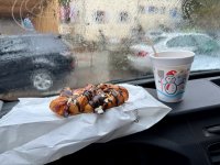Bei Regen einen warmen Kaffee und ein Schoggibrötli im warmen geniessen. Passt!