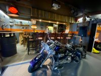 Der Parkplatz entpupt sich als Bikertreff