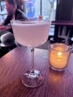 Daiquiri zum Apero in einer spontanen Bar mit guter, lauter Rockmusik