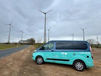 Nachhaltige Energie - und daneben hunderte Windräder