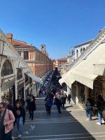 Rialto am Tag mit offenen Läden
