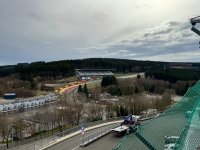 Die weltberühmte Eau Rouge. Benannt nach einem kleinen Bach in der Nähe 