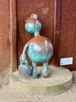 Diverse Figuren in allen Grössen am Strand