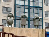 Diverse Figuren in allen Grössen am Strand