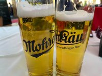 Ein echtes Mohrenbräu. Solange es noch so heissen darf, geniessen wir’s auch entsprechend