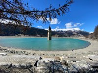 Kirchturm in fast leerem Reschensee