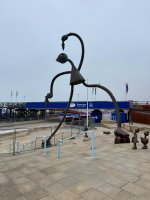 Diverse Figuren in allen Grössen am Strand