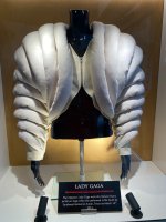 Lady GaGa lies ihre Jacke da hängen