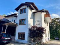 Das Hotel ist ein Bijou am Waldrand