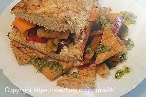 Ciabattasandwich mit gegrilltem Gemüse, Mozzarella und Pesto