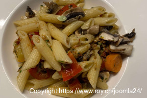 Penne mit Tomaten-Oliven-Pesto und mediterranem Gemüse